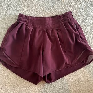 Lululemon hotty hot low rise 4 in in maroon